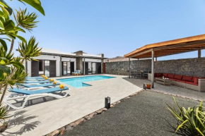 3 Bedroom Villa Pool Short walk from Papagayo Beach
